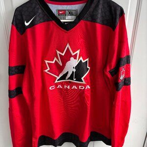 NWOT Nike 2017 World Championship Team Canada Red IIHF Hockey Jersey - Women XL